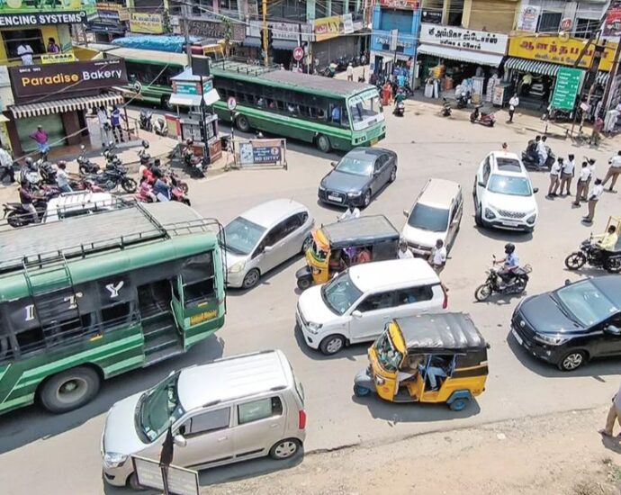 மேட்டுப்பாளையத்தில் போக்குவரத்து நெரிசல்