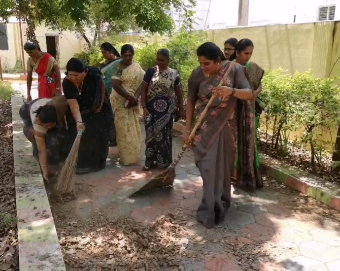 துப்புரவு பணியாளராக மாறிய பெண்கவுன்சிலர்