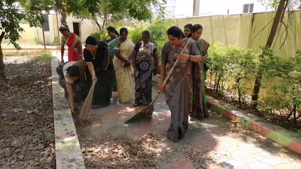 துப்புரவு பணியாளராக மாறிய பெண்கவுன்சிலர்